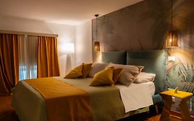 Two Rooms Chiaia 37